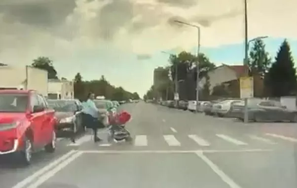 momentul-in-care-o-mama-e-lovita-mortal-a-fost-filmat-de-camera-de-bord-a-masinii-soferul-accelereaza-inainte-de-trecerea-de-pietoni-1014793