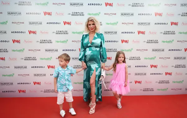 Alina Laufer copii petrecere viva3