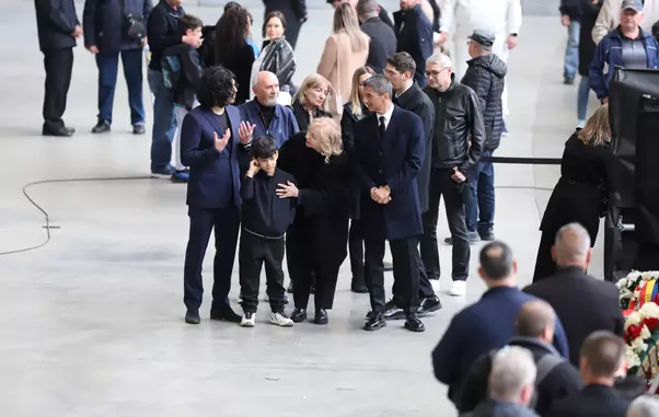 Familie la priveghiul lui Mircea Lucescu1