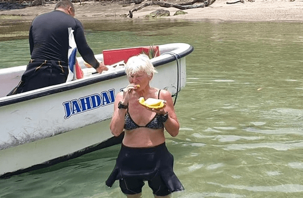 Screenshot-2022-06-23-at-15-29-48-Imagini-de-senzatie-cu-Monica-Tatoiu-in-costum-de-baie-A-implinit-66-de-ani