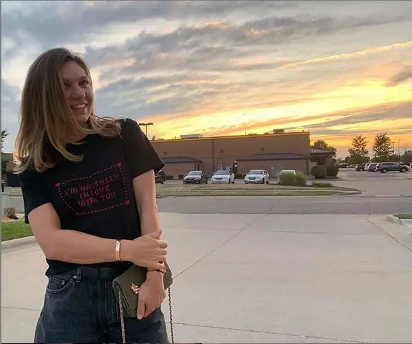 Simona Halep are inscripționat mesajul "Sunt îndrăgostită nebunește de tine!"