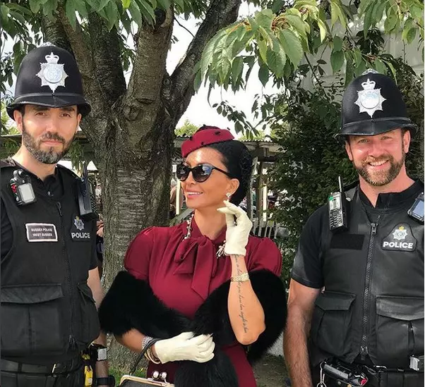 Așa o doamnă elegantă are nevoie de pază...