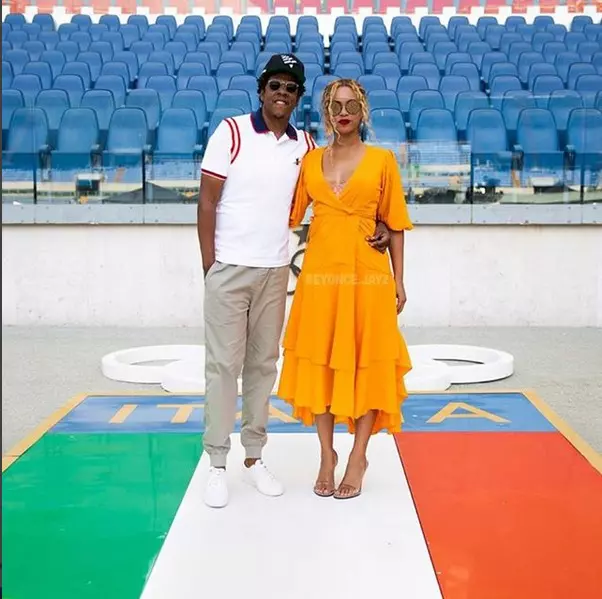 Beyoncé  și Jay-Z. Artista poartă rochii largi.