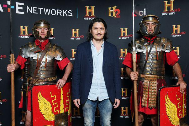 Actorul Roman Emil Hoștină Joacă In Serialul Vremea Barbarilor