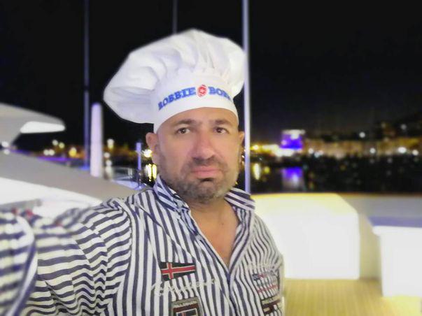 Chef Scărlătescu A Ajuns Mai Slab Decat Chef Florin Dumitrescu Imaginea Care A Isterizat Facebook Ul Felicitari Scărlătescu Unde I Burta Ai Impărțit O Colegilor