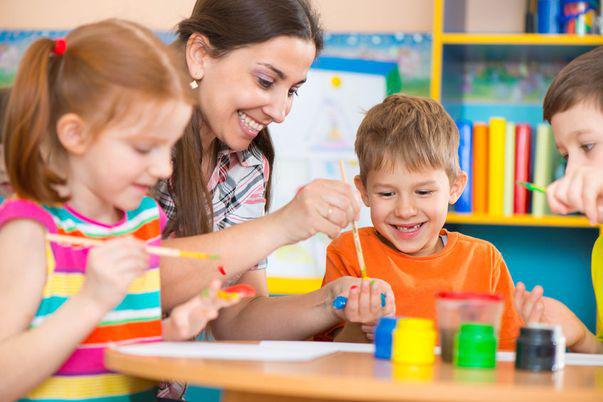 Printre Copii Ca Educatoare Viața Se Umple De Culoare