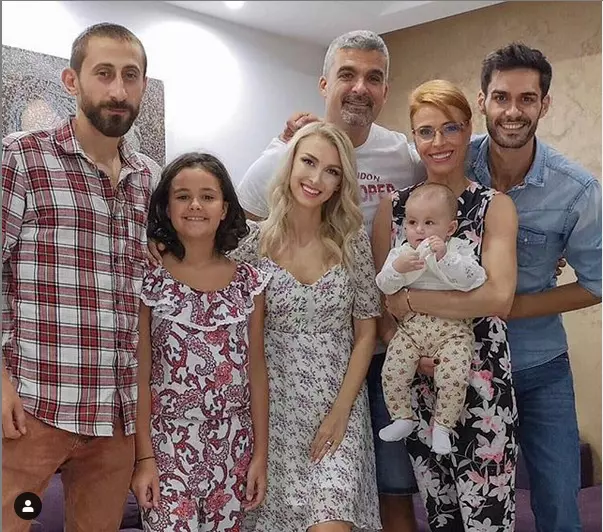 Nașii i-au făcut prima băiță clarei după botez.