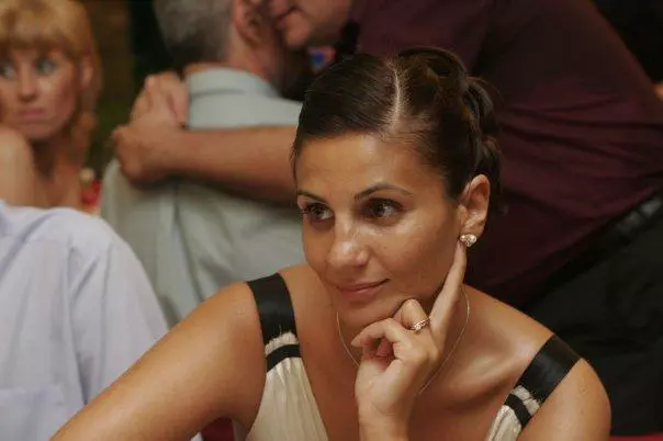 Cum arăta Anca Alexandrescu la începutul carierei. Avea 20 de ani când s-a  angajat în presă, purta ținute sexy și avea părul șaten