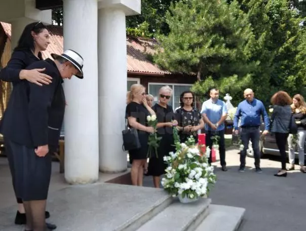 femeie-rechin-inmormantare-16