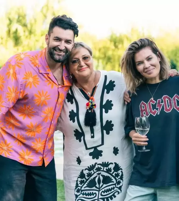 smiley-mama-gina-pistol2