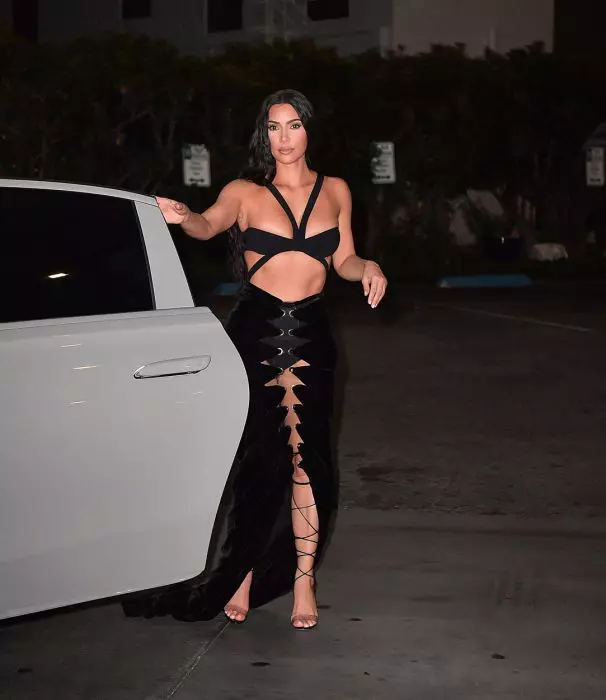 Kim Kardashian, într-o rochie aproape inexistentă
