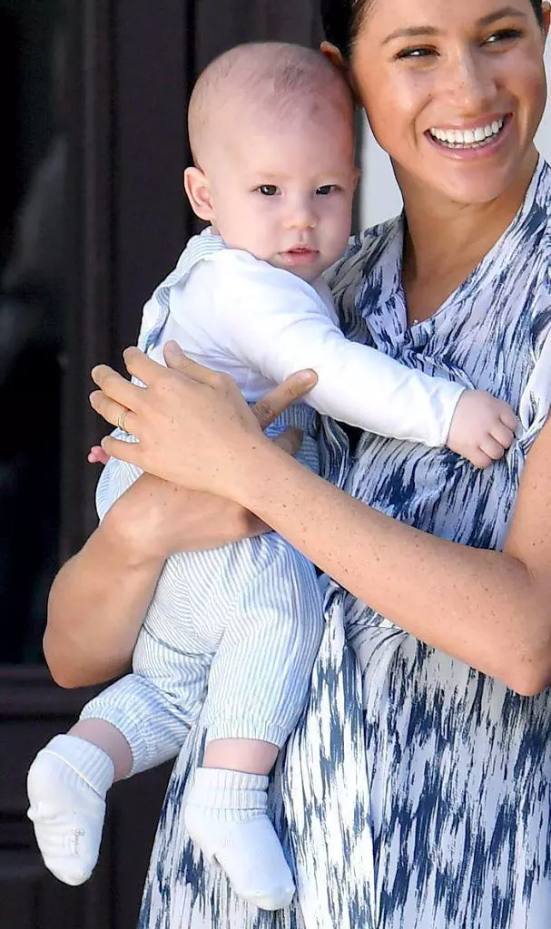 cat-castiga-Meghan-Markle-si-Printul-Harry3-607x1024