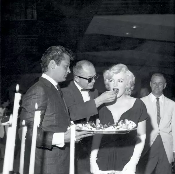 iulie 1958 – Marilyn Monroe la petrecerea organizată în onoarea ei la Beverly Hills Hotel