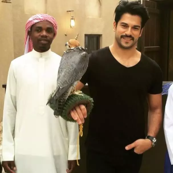 Burak Özçivit (Bali din „Suleyman Magnificul”) se întoarce la TV