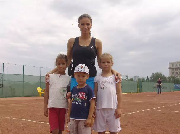 Geanina Ilieş a jucat tenis alături de copiii orfani 