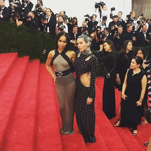 Zoë Kravitz si Miley Cyrus