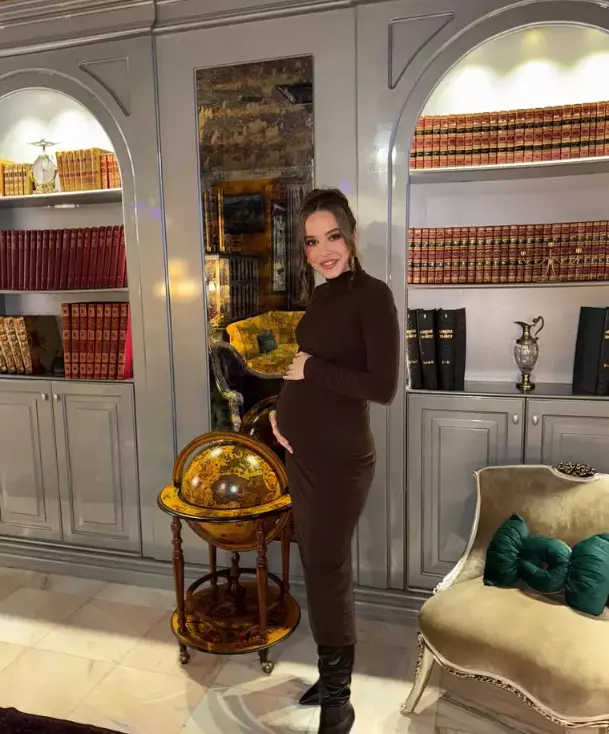 Mara, fiica Ralucăi Moianu, în ultimul trimestru al sarcinii