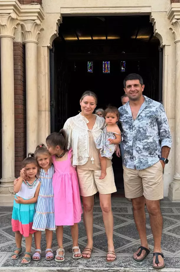 Laura Cosoi și familia