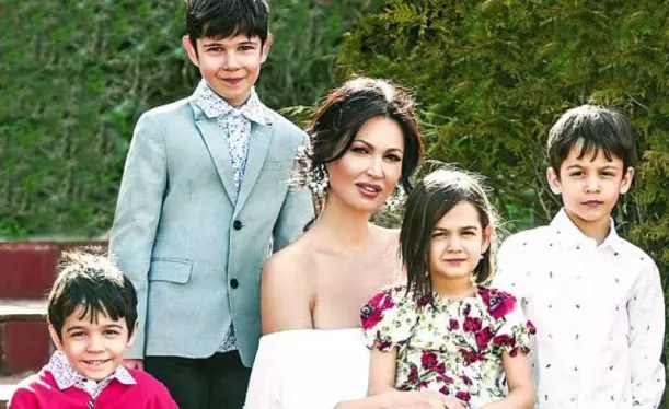 Nicoleta Luciu are 4 copii