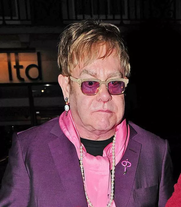 Elton John, de urgență la spital, după ce a suferit o căzătură. Care e starea artistului