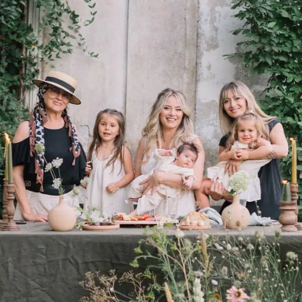 laura-cosoi-imagini-de-colectie-cu-mama-si-sora-ei-1