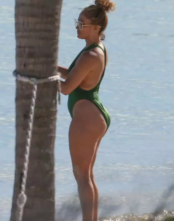 jennifer-lopez-costum-de-baie-8