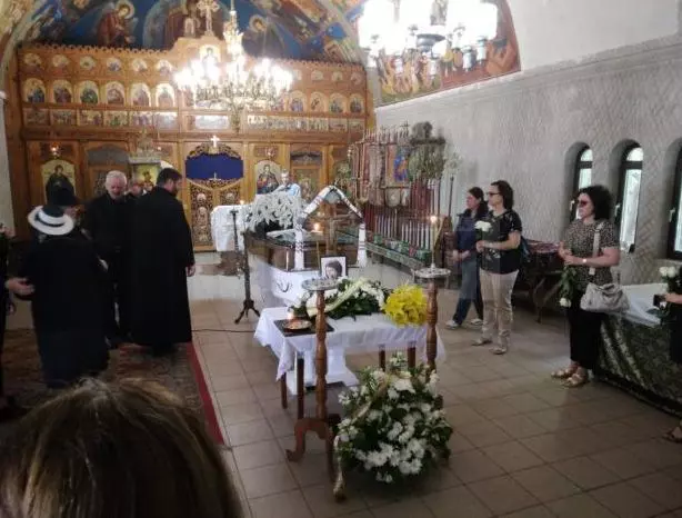 femeie-rechin-inmormantare-14