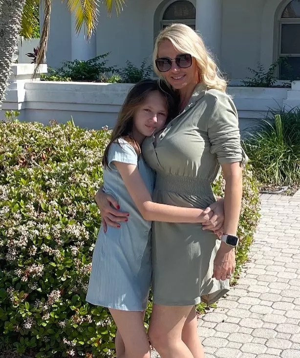 Din nou în țară. Catrinel Sandu a revenit în România, la 10 ani de când s-a mutat în America. Cine a însoțit-o (2)