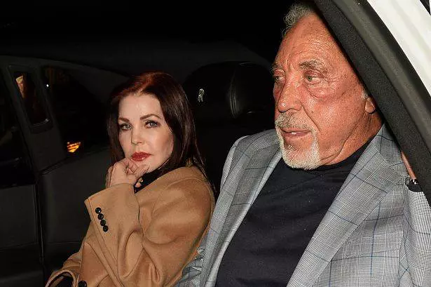Priscilla Presley s-a cuplat cu Sir Tom Jones