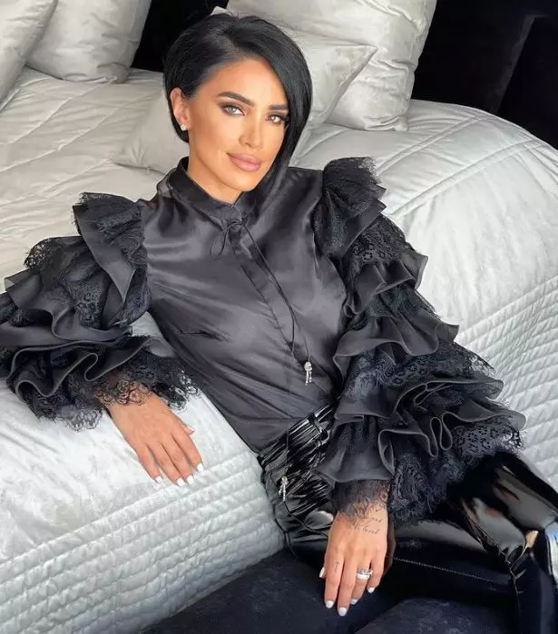 adelina-pestritu-bani-923