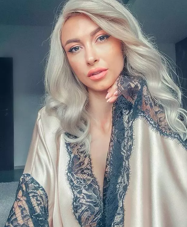 andreea-balan-iubeste-din-nou-surprinsa-la-mare-in-timp-ce-se-saruta-cu-un-barbat_size24