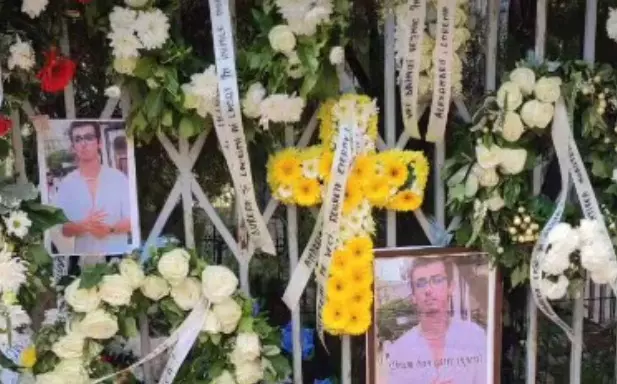 Familia-si-prietenii-lui-Sebastian-Andrei-Olariu-au-adus-coroane-din-flori-albe-la-capela-cimitirului-unde-a-fost-depus-trupul-sau-dupa-accident