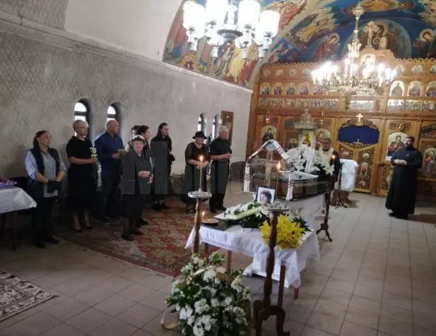 femeie-rechin-inmormantare-19