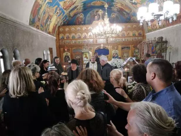 femeie-rechin-inmormantare-18