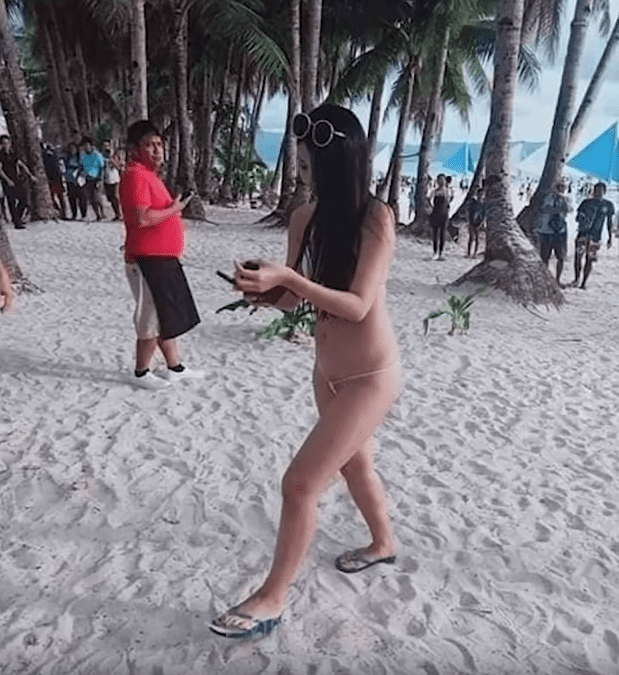 Turistă arestată pentru un bikini minuscul
