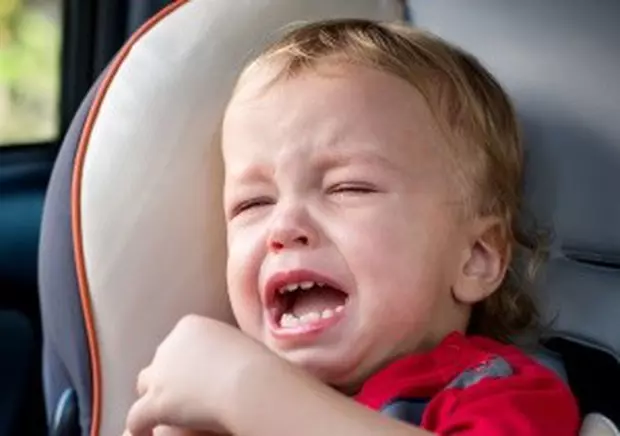 baietel-care-plange-in-scaunul-de-masina