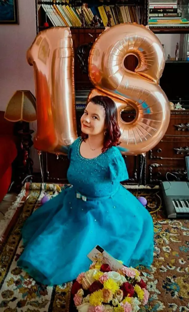 Mosnegutu-Lorelai-620x1024