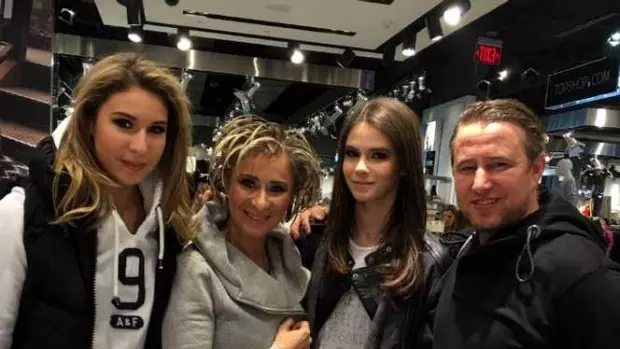 Anamaria Prodan, alături de fiicele ei și soțul Laurențiu Reghecampf
