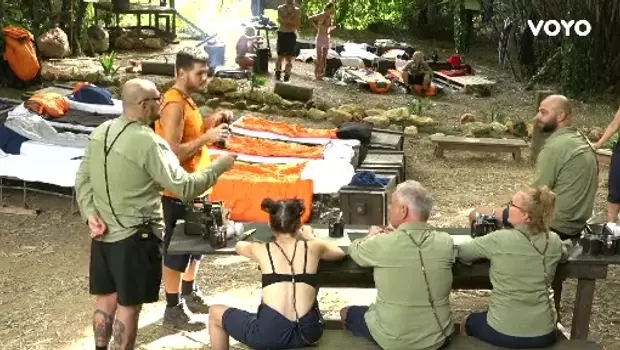 sunt celebru scoate ma de aici