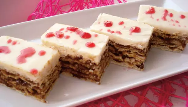 Prajitura-cu-foi-de-napolitana-si-crema-cu-nuci-si-biscuiti-2-620x353