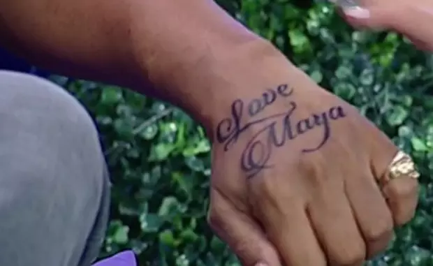 Connect-R tatuaj cu numele fiicei lui