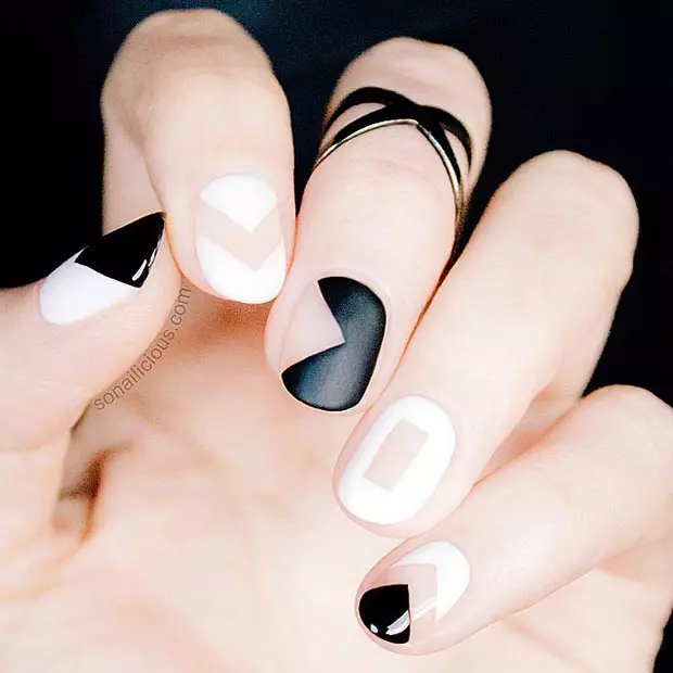 Ne place combinația de negru și alb, cu atât mai mult atunci când aplicarea nu este uniformă, iar fiecare unghie are un design diferit. Foto: @so_nailicious