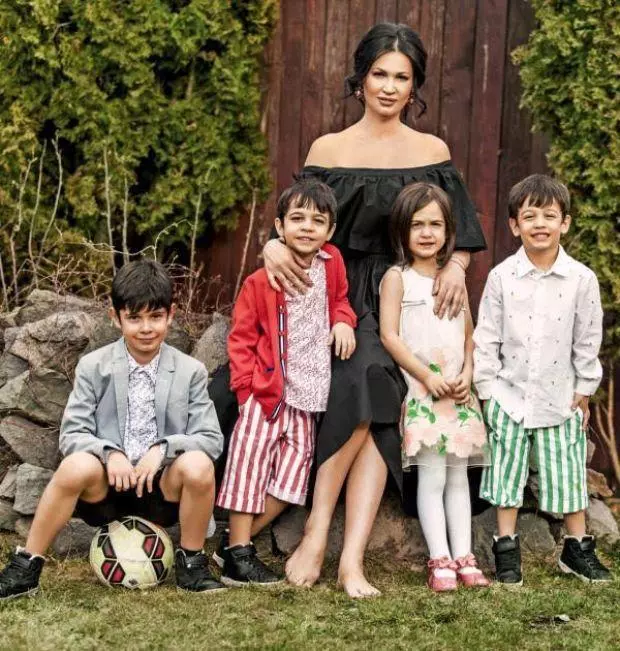 Nicoleta Luciu și cei patru copii ai ei, Zslot Junior și tripleții Kim, Kevin și Karoly (2)