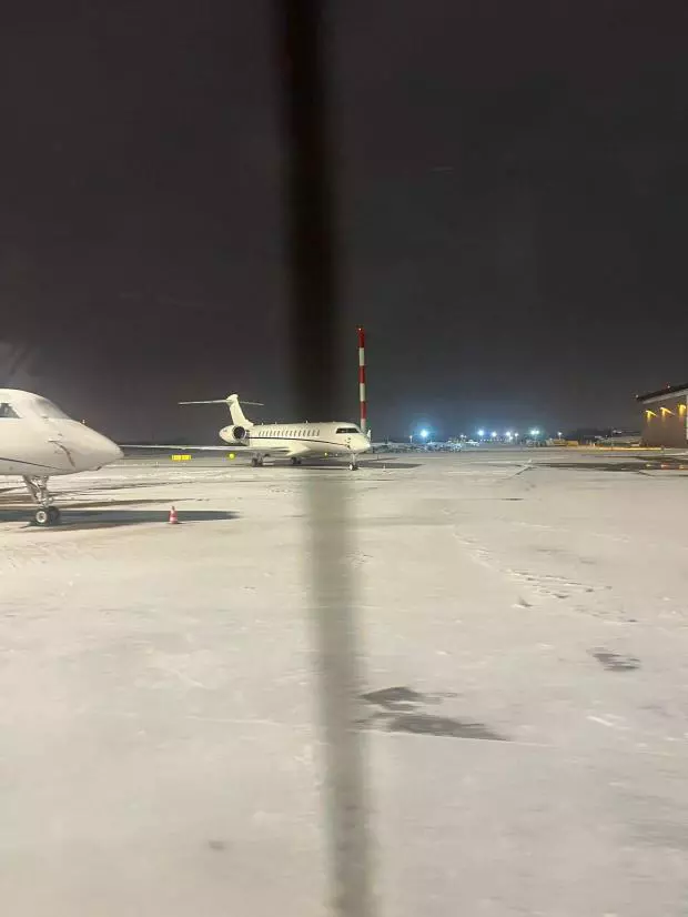 nicusor-dan-e-blocat-in-paris-avionul-spartan-nu-poate-decola-pista-nu-poate-fi-curatata-de-zapada-1036278