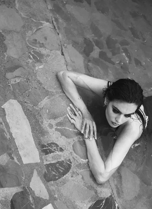 Sutien și slip tricotat, 53,55 euro și 69,02 euro, ambele Ami Amalia, și brățară metalică, Ports 1961, 120 euro, www.farfetch.com.