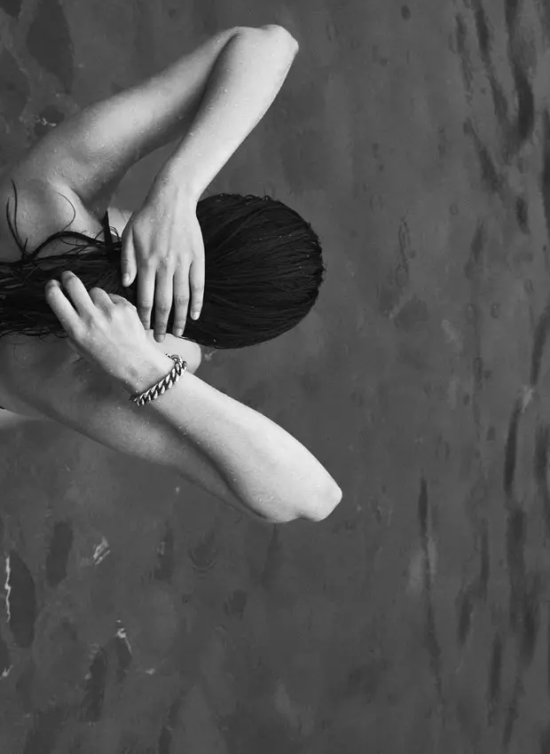 Sutien tricotat, Ami Amalia, 53,55 euro, și brățară metalică, Ports 1961, 120 euro, www.farfetch.com.