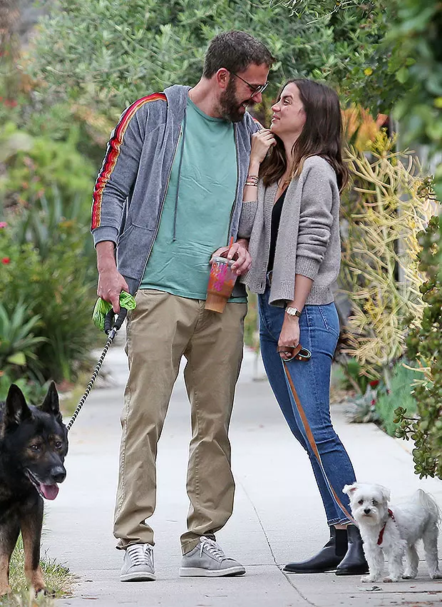 Ben-Affleck-Ana-De-Armas-Split-ap-embed