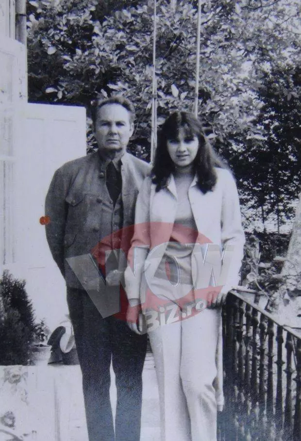 Carmen Iohannis, în tinerețe, alături de tatăl ei
