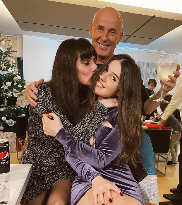 Ce face fiica lui Mugur Mihăescu de când s-a mutat în Londra. Ivona are 23 de ani