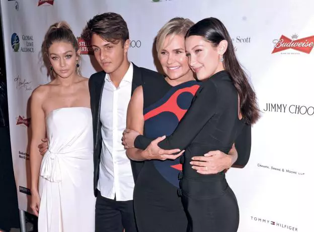 Gigi, Anwar, mama lor, Yolanda, și Bella